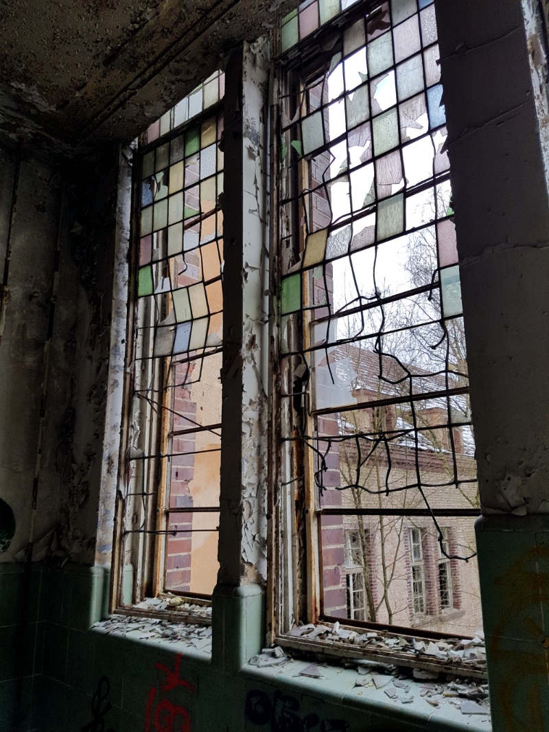 Fenster im Treppenhaus der ehemaligen Chirurgie