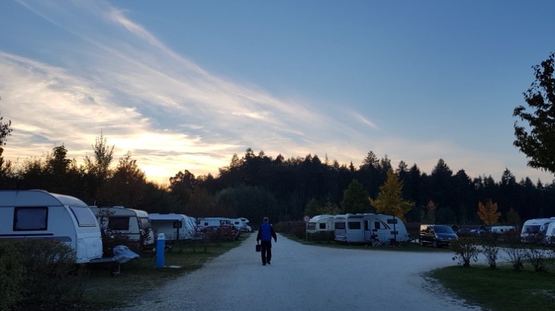 romantischer Campingplatz-Sonnenuntergang, ganz in echt und ohne Legosteine!