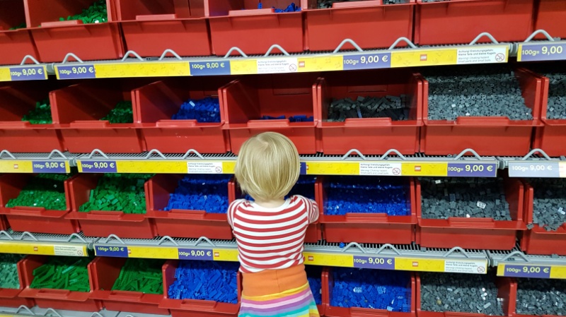 "Stein auf Stein, Stein auf Stein, das Legohaus wird bald fertig sein", Shop im Legoland Deutschland, Herbst 2016