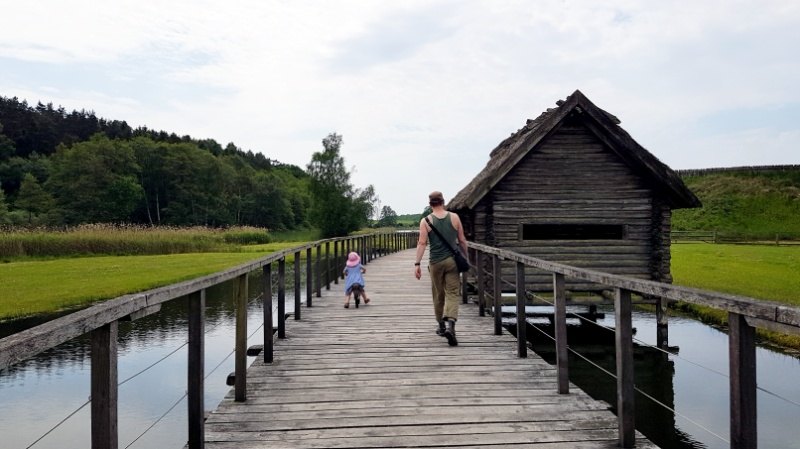 mit den Kindern im Archäologisches Freiluftmuseum Groß Raden